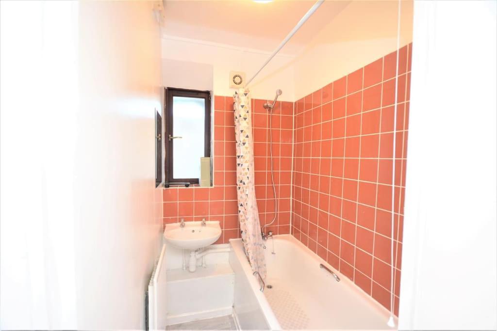 Lovely 4 Bedroom Apartment Close To The City Walking Distance From The Rivere View London Exterior photo