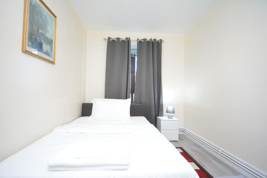 Lovely 4 Bedroom Apartment Close To The City Walking Distance From The Rivere View London Exterior photo