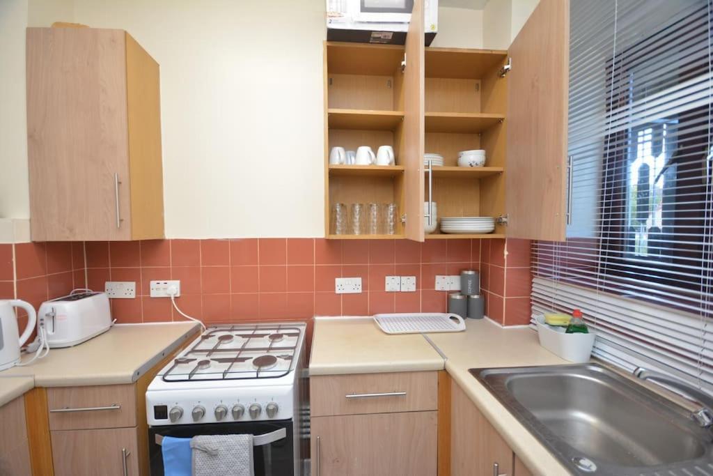 Lovely 4 Bedroom Apartment Close To The City Walking Distance From The Rivere View London Exterior photo